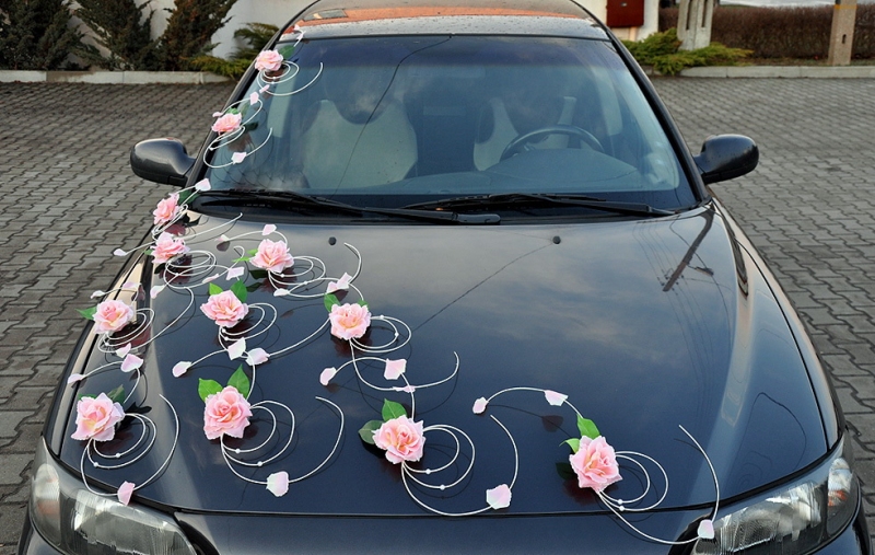 Svadobné dekorácie na auto - Výzdoba auta ružičky s listami