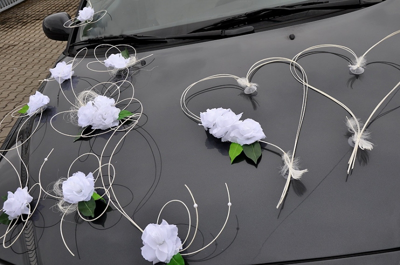 Svadobné dekorácie na auto - Výzdoba auta dve srdcia