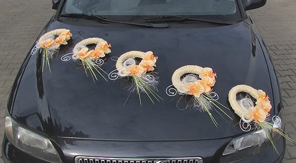 Svadobné dekorácie na auto - Výzdoba na auto venčeky s kvetmi